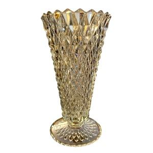 ✨Vintage Indiana Diamond Point pedestal vase, likely from the 1980s.
Beautiful!